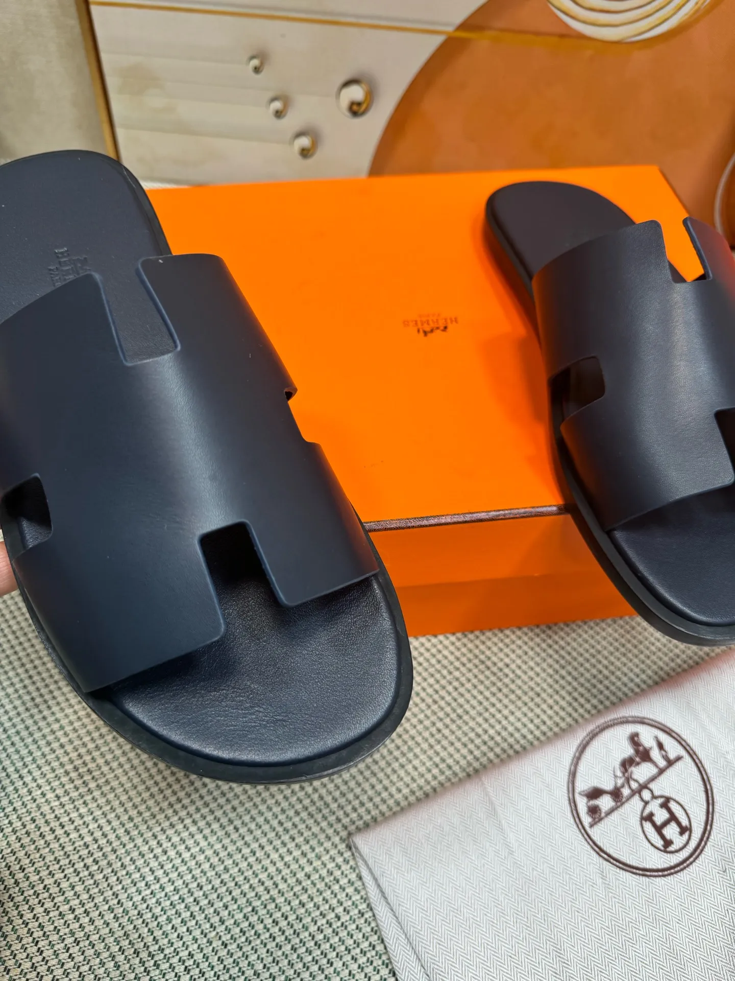 👟👟Ex-factory price 560👟👟 "HERMES" [Classic Original Version] Hermès; Top 🔝 Purchasing Agency 🔍🔍 Men's Latest 🇺🇸 Counter Sales Simultaneously, Original Imported from Italy: Silk Cowhide · Prominent (High-end · Nobility · Grade) Exquisite Workmanship (Italian 🇮🇹 Imported Water Dye Brand Wear-resistant ultra-thousand leather feet) Soles: Original soles specially provided by the original factory, ⚠exclusive double-layer movable rubber molded outsole; super comfortable, wear-resistant, non-slip, environmentally friendly🌳🌳🌳, real photos taken🎬The real ones are more beautiful🔍🔍 (high quality, single goods), you can enter and exit the counter at will* Code number: 38·39·40·41·42·43·44# (45# can be customized) (46 47➕30 customization is not returnable) Welcome to place an order...☕